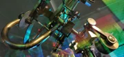 Um die Atmosphäre eines Exoplaneten zu analysieren, untersuchen die Forscher das Licht des Sterns, um den der Exoplanet kreist. Denn Gase in der Atmosphäre eines Planeten hinterlassen im Lichtspektrum, das durch diese Atmosphäre scheint, einen spezifischen Fußabdruck.