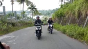 Schiffsarzt Winni Koller und Kapitän Elmar Mühlebach brechen zu einer Motorradtour auf. Winni darf auf einem Roller fahren, der Kapitän hat einen Motorradführerschein und darf die große Maschine nehmen.