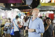 Peter Giesels Reise startet in Sri Lanka auf der Suche nach Edelsteinschnäppchen und gerät dabei in arge Bedrängnis.