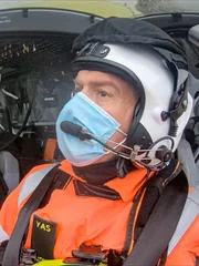 Al Day und Pilot Owen McTaggert im Hubschrauber.