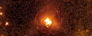 Menschen sind um ein Feuer herum versammelt