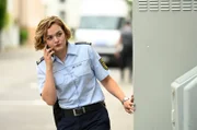 Julia Demmler (Wendy Güntensperger) verfolgt eine Verdächtige.