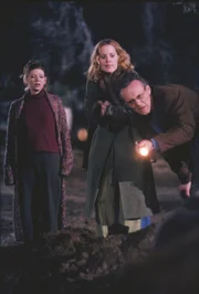 Rupert (Anthony Stewart Head, r.), Tara (Amber Benson, l.) und Anya (Emma Caulfield, M.) finden heraus, dass ein Meteorit auf die Erde gefallen ist und dieser einem Außerirdischen als Transportmittel gedient hat.
