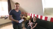 Alex (23) hat eine klare Meinung: Für ihn lohnt sich Arbeit in Deutschland nicht. Er lebt von Hartz IV – und das über seinen Verhältnissen. Etwa 90.000 Euro Schulden hat der Familienvater bereits angehäuft.