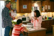 (v.l.n.r.) Mike (Neil Flynn); Brick (Atticus Shaffer) Frankie (Patricia Heaton)