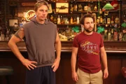 Jojo (Dax Shepard, l.); Charlie Kelly (Charlie Day, r.)