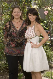 (2. Staffel) – Die erfolgreiche Immobilienmaklerin Delia Banks (Camryn Manheim, l.) wird eine gute Freundin von Melinda (Jennifer Love Hewitt, r.) …