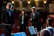 Die Konzertviolinistin Eleanor Artega wird nach einem Soloauftritt erschossen in dem Wohnviertel gefunden, in dem sie aufgewachsen war. Um den Mörder ausfindig zu machen, suchen Patrick (Simon Baker, 2.v.r.) und Teresa (Robin Tunney, 2.v.l.) bei den Orchestermitgliedern. Doch ist hier der Mörder zu finden?