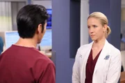 (l-r) Brian Tee als Ethan Choi, Jessy Schram als Hannah Asher
