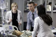 Dr. Elizabeth Lawson (Jessica Collins, li.), Dr. Chase (Jesse Spencer) und Dr. Adams (Odette Annable) müssen handeln, als sich Emilys (Rachel Eggleston, lieg.) Zustand rapide verschlechtert.