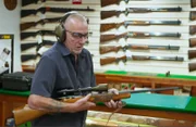 Ein Mann hält ein Gewehr in der Hand