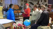 Von links: Trödel-Experte Mauro Corradino, Gerhard, Jaap, Martell und Jan in Gerhards Globetrotter-Museum, das er eigens für Souvenirs aus 112 Ländern eröffnet hat.