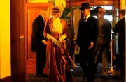 Detektiv Murdoch (Yannick Bisson, rechts) führt Dr. Ogden (Hélène Joy) zu Felicitys Suite.