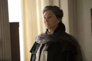 Die Rätin Cecily Pembroke (Robin Bartlett) bringt Cordelia in Bedrängnis ...