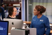 (l-r) S. Epatha Merkerson als Sharon Goodwin, Marlyne Barrett als Maggie.