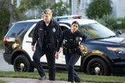 Officer Nolan (Nathan Fillion) und Celina (Lisseth Chavez) nähern sich mit angespannter Vorahnung dem Haus des Verdächtigen und bleiben abrupt stehen, als sie eine merkwürdige Feststellung machen.