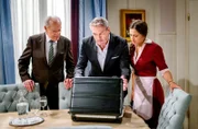 Was ist in dem Koffer? (v.li.: Dirk Galuba, Dieter Bach, Katharina Scheuba).