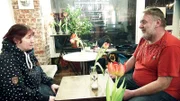 Meike, eine gute Freundin von Carsten, will dem Obdachlosen helfen von der Straße wegzukommen