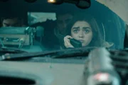 Die Gruppe um Kim (Maisie Williams, r.) reist weiter in Richtung Wildnis. Doch als Kim versucht, die Lügen ihrer Mutter zu verarbeiten, spitzt sich die Lage weiter zu.