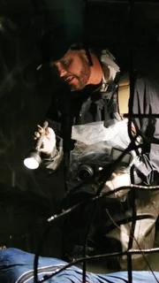 Grissom (William Petersen) untersucht eine Leiche, die in einem Abwasserkanal gefunden wurde. Wer ist es und wie kommt die Leiche dorthin?