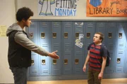 Brick (Atticus Shaffer, r.) wird immer wieder von Dylan (Chasen Banks, l.) gemobbt, bis Cindy sich der Sache annimmt ...