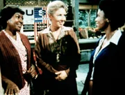 Verdie Foster (Lynn Hamilton, l.) macht ihre Tochter Esther (Joan Pringle, r.), die auf dem College Betriebspsychologie studiert hat, mit Olivia Walton (Michael Learned, M.) bekannt.