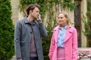 Joshua (Julian Schneider, l.) lässt sich Annabelles (Jenny Löffler, r.) Ausrede bestätigen.