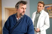 Eric Stolte (Johannes Silberschneider, links), ein ehemaliger Physiklehrer, wurde mit Herzproblemen in die Sachsenklinik eingeliefert. Dr. Martin Stein (Bernhard Bettermann) stellt schnell fest, dass Eric kein Fünkchen Lebensmut mehr hat. Ihm ist völlig egal, ob und warum der Arzt ihm helfen will - wichtig ist: Er will nicht mehr.