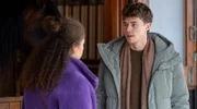 Philipp (Robin Schick, r.) fühlt sich schuldig, weil ausgerechnet sein Vater Ana (Soluna-Delta Kokol, l.) um viel Geld betrügen wollte.
