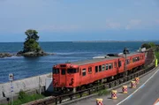 Die Eisenbahn fährt direkt an der Toyama Bay entlang. Die 1.000 Meter tiefe Bucht ist berühmt für ihren Fischreichtum.