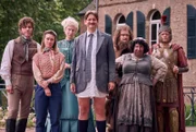 Die Geister beobachten wie Emma und Felix davon fahren. Die Schlacht scheint gewonnen. (v.l.n.r.) Friedrich (Alexander Khuon), Svenni (Sina Tkotsch), Adelheid (Antje Widdra), Joachim (Sebastian Schwarz), Urs (Jan van Weyde), Griet (Meltem Kaptan), Claudius (Max Giermann).