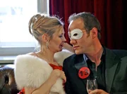 MDR Fernsehen IN ALLER FREUNDSCHAFT FOLGE 271, "Nur zu zweit", am Mittwoch um 11:40 Uhr. Sybille Baumeister (Katharina Schubert) hat sich ausgerechnet ihren Ex-Freund Achim Kreutzer (Johannes Steck) als Geburtstagsgeschenk auserkoren. Doch Achim setzt alles daran, nicht mit ihr im Bett zu landen.