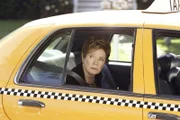Macht sich mit dem Taxi auf und davon: Stella (Polly Bergen) ...