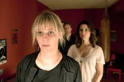 Kathrin Brandmann (Bernadette Heerwagen, li.) hat einen schrecklichen Verdacht, wer ihren Sohn getöten haben könnte. Können die Kommissare Judith Mohn (Christina Hecke, re.) und Freddy Breyer (Robin Sondermann, Mi.) sie zum Reden bewegen?