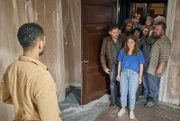 Emma führt Ertem zu Felix, der gerade die Spuren beseitigt. Ertem wird hellhörig. (v.l.n.r.) Felix (Benito Bause), Ferhat Ertem (Timur Isik), Emma (Cristina do Rego), Bauarbeiter Ralf (Tristan Seith).
