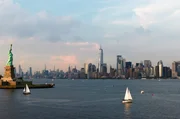 Erbaut auf Inseln und umgeben von Wasser: Der Blick auf die Inselwelt New York und die berühmte Freiheitsstatue.