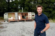 Architekt George Clarke besucht für "Amazing Spaces - So wohnt sonst keiner" Menschen, die kleine Räume maximal nutzen. Mit einer großen Portion Kreativität und guten Ideen entstehen aus Schiffscontainern, Wohnwagen oder alten Bussen einmalige Wohn- und Arbeitslandschaften mit mehr Stauraum, als so mancher vermuten mag