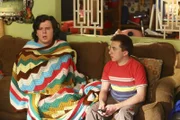Ahnen nicht, dass ihre Mutter im ganzen Haus verzweifelt nach einem Geschenk sucht, das sie vor Monaten gekauft und dann versteckt hat: Axl (Charlie McDermott, l.) und Brick (Atticus Shaffer, r.) ...