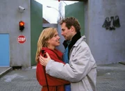 Lollo (Isabella Schmid) hat von Evelyn noch einen zweiten Freigang gewährt bekommen - so kommen Daniel (Rainer Frank) und Lollo doch noch zu ihrer Hochzeitsnacht.
