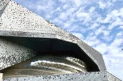 Fassadendetails der Philharmonie de Paris: Ist es mit der außergewöhnlichen Architektur gelungen, dem kulturarmen nordwestlichen Stadtrand mehr Leben einzuhauchen?