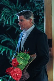 Während der Ermittlungen lässt Steve seine Mutter von einem Privatdetektiv (Treat Williams) beschatten, um herauszufinden, was sie vorhat.