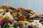 Rundstück warm ist ein klassischer Snack aus Hamburg und gilt als hanseatischer Vorläufer des Burgers, der die ganze Welt erobern sollte.