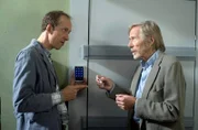 ARD GROSSSTADTREVIER XXVIII. Staffel (16 neue Folgen), Folge 368 "Teufelsbrück", am (09.02.15) um 18.50 Uhr im Ersten. Olli Schwacke (Rudolf Krause, l.) baut aufwendige Sicherheitstechnik im Haus von Rudolph Heubach (Horst Janson, r.) ein.