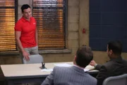 Kevin Ryan (Seamus Dever, M.) und Javier Esposito (Jon Huertas, r.) verhören den Verdächtigen Ramon Russo (Antonio Sabato jr., l.). Können sie ihm ein Geständnis entlocken, oder haben sie tatsächlich den falschen geschnappt?