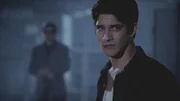 Um Scott's Mutter, sowie Stiles' Vater und Cora zu retten, will sich Scott (Tyler Posey, re.) nun doch Deucalion (Gideon Emery, li.) anschließen.
