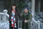 Eigentlich schweben Luke (Scott Patterson, r.) und Lorelai (Lauren Graham, l.) auf Wolke Sieben, doch dann drängt sich ein Geheimnis zwischen die zwei ...