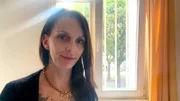 Rund 180 Frauen sitzen aktuell in Berlin im Gefängnis. Viele von ihnen sind Mütter. Die inhaftierte Nicole Neumann (Foto) aus Wedding hat sogar sechs Kinder. Wie hält die Mutter Kontakt zu ihnen, wie geht es den Kindern mit einer Mutter in Haft? Warum ist Nicole Neumanns Leben aus den Fugen geraten – und wird sie einen Neustart schaffen? Diesen Fragen geht Autor Arndt Breitfeld in seiner Reportage nach.