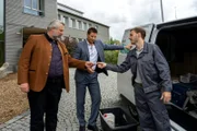 Die Kommissare Stadler (Dieter Fischer, l.) und Hansen (Igor Jefti , M.) befragen  im Rahmen ihrer Ermittlungen Timo Ritter (Jonas Brachmann, r.).