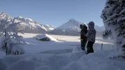 Kaleb Rowland und sein Sohn Gilbert beim Fischen bei Minusgraden. (National Geographic)