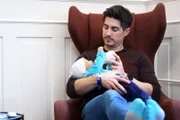 Einstein
Wie kann ich mich vorbereiten?
Tobias Müller hält ein «Simulatorbaby» auf dem Arm.